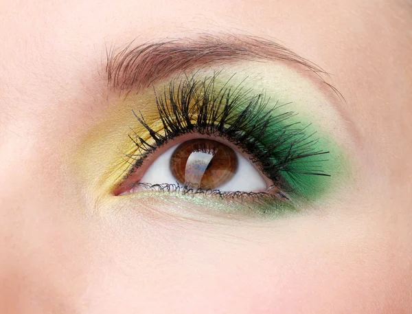 Bellissimo occhio femminile con trucco luminoso — Foto Stock