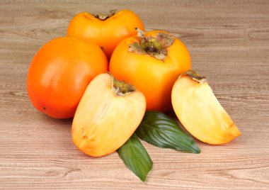 iştah açıcı persimmons ahşap zemin üzerinde