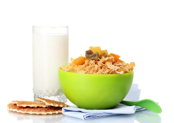 Sabrosos copos de maíz en un tazón verde y un vaso de leche aislado en blanco — Foto de Stock