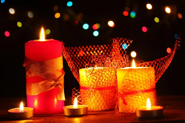 Merveilleuses bougies sur table en bois sur fond lumineux — Photo
