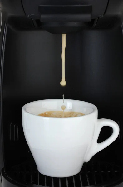 Espressomaskin hälla kaffe i vit kopp — Stockfoto