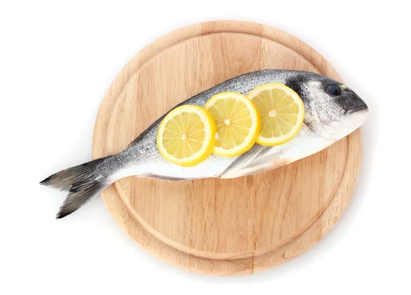 Fersk fisk med sitron på skjæreplate av tre isolert på hvitt – stockfoto