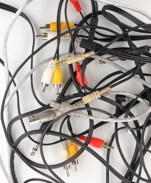 Muchos cables de conexión aislados en blanco — Foto de Stock