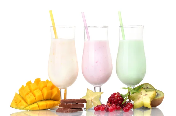 Milk shakes aux fruits isolés sur blanc — Photo