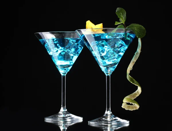 Cocktail blu in bicchieri da martini su sfondo nero — Foto Stock