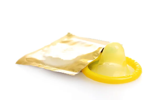 Κίτρινο προφυλακτικό με ανοικτή πακέτο που απομονώνονται σε λευκό — Φωτογραφία Αρχείου