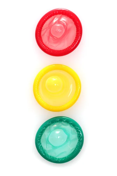 Bunte Kondome isoliert auf weiß — Stockfoto