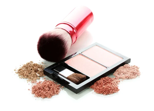 Maquillaje colorete en caja y cepillo profesional aislado en blanco — Foto de Stock