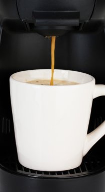 dökülen beyaz fincan kahve espresso makinesi