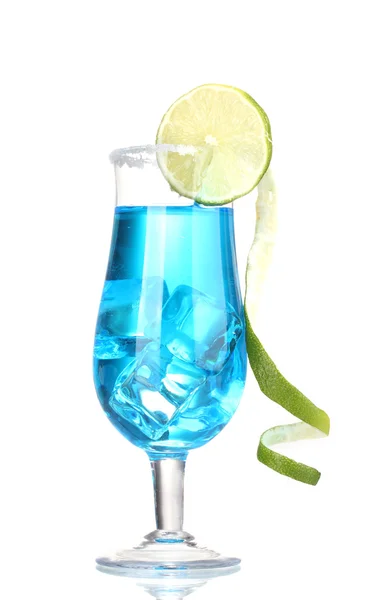 Cóctel azul en vasos con hielo y azúcar aislados sobre blanco —  Fotos de Stock