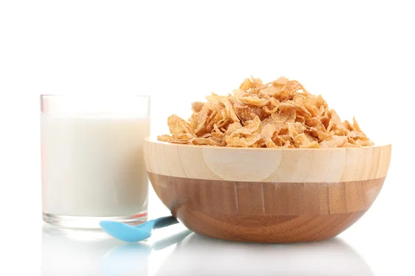 Chutné kukuřičné lupínky v dřevěné misce a sklenici mléka izolovaných na bílém — Stock fotografie
