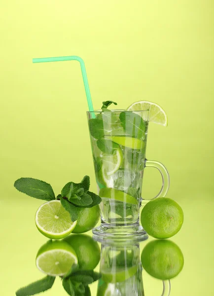 Glas cocktail med lime och mynta på grön bakgrund — Stockfoto