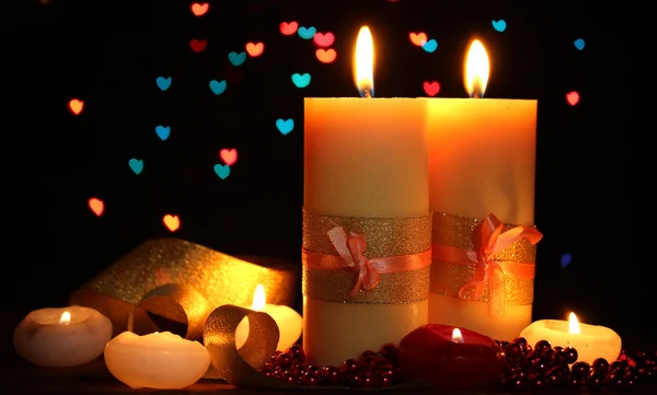 Bella candela e arredamento su tavolo in legno su sfondo luminoso — Foto Stock