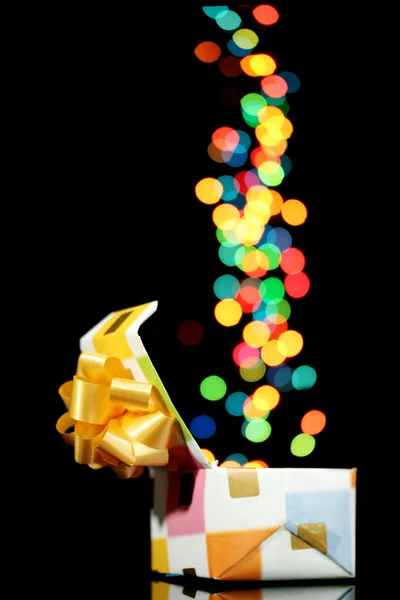 Luxe-geschenketui openen met bokeh achtergrond op zwart — Stockfoto