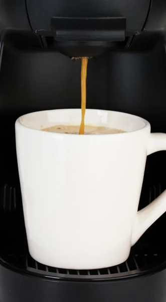 Kávéfőző kávé a fehér csészében öntés — Stock Fotó