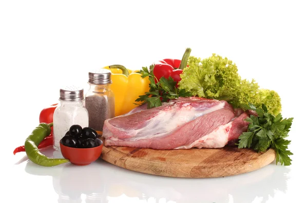 Carne crua e legumes em uma tábua de madeira isolada na clareira — Fotografia de Stock