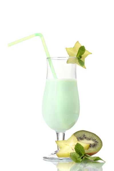 Milk shake med kiwi och corambola isolerad på vit — Stockfoto