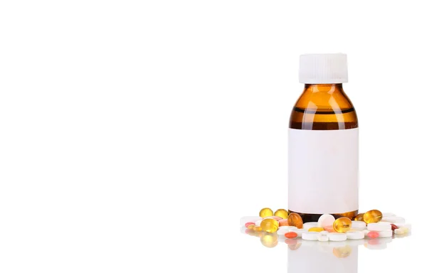 Medizinische Flasche und Tabletten isoliert auf weiß — Stockfoto