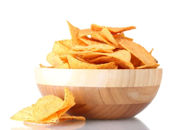 Вкусные картофельные чипсы в деревянной чаше, изолированные на белом — стоковое фото