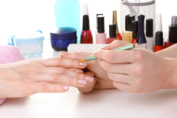 Processo de manicure em belo salão — Fotografia de Stock