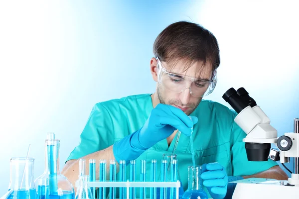Wissenschaftler im Labor bei der Arbeit mit Chemikalien-Reagenzgläsern — Stockfoto