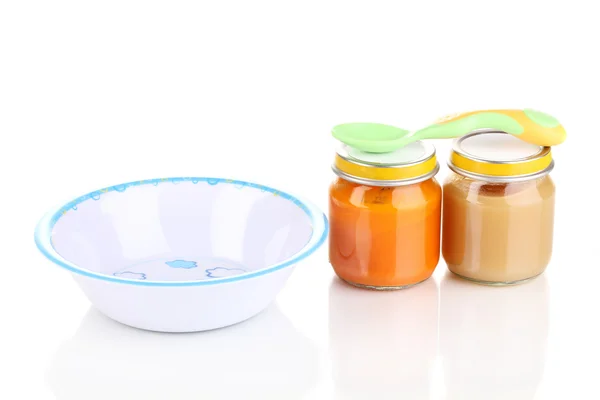 プレートと白で隔離されるスプーンと赤ちゃんピューレの jar ファイル — ストック写真
