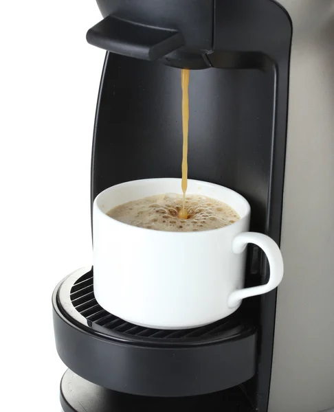 Эспрессо машина наливая кофе в чашку изолированы на белом — стоковое фото