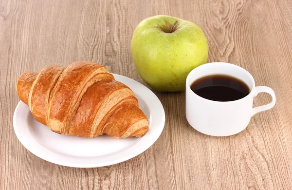 Pequeno-almoço clássico. Café e croissant — Fotografia de Stock