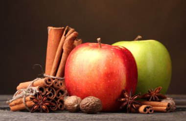 Tarçın, Hindistan cevizi elma ve anason kahverengi zemin üzerine ahşap tablo