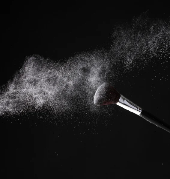 Pennello make up con polvere isolata su nero — Foto Stock