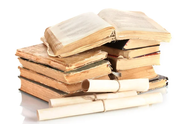 Stos starych książek i przewijania na białym tle — Zdjęcie stockowe