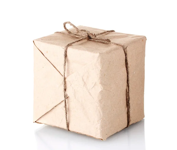 Pequeño paquete envuelto en papel marrón atado con cordel aislado en blanco —  Fotos de Stock