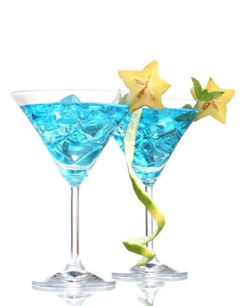 Cóctel azul en vasos de martini con hielo aislado sobre blanco —  Fotos de Stock