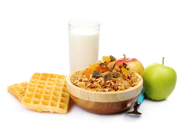 A fából készült bowl, az alma és a pohár tejet elszigetelt fehér finom kukoricapehely — Stock Fotó