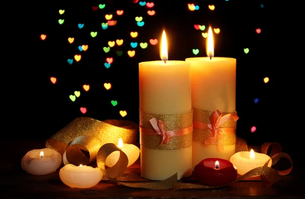 Piękne świeczki i wystrój na drewnianym stole na jasnym tle — Zdjęcie stockowe