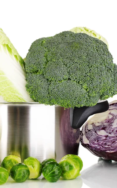 Saucepan dengan kubis dan brokoli close-up terisolasi di atas putih — Stok Foto
