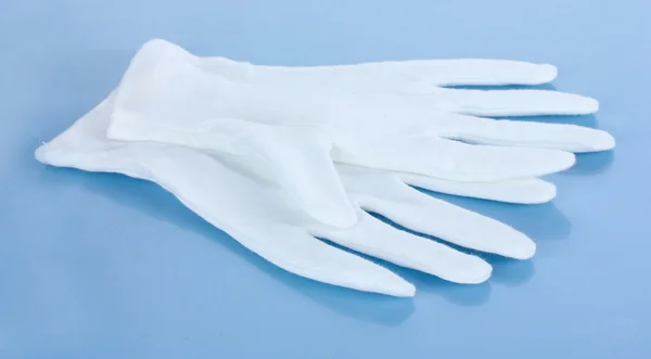 Тканинні рукавички на синьому фоні — стокове фото