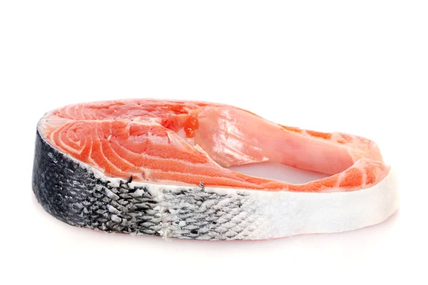 Taze somon steak üzerinde beyaz izole — Stok fotoğraf