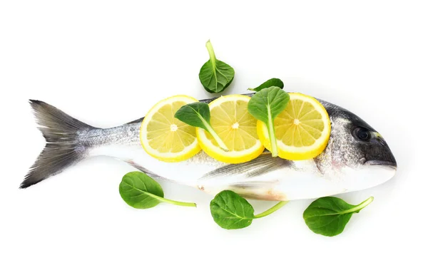 Peixes frescos com limão e salsa isolados em branco — Fotografia de Stock