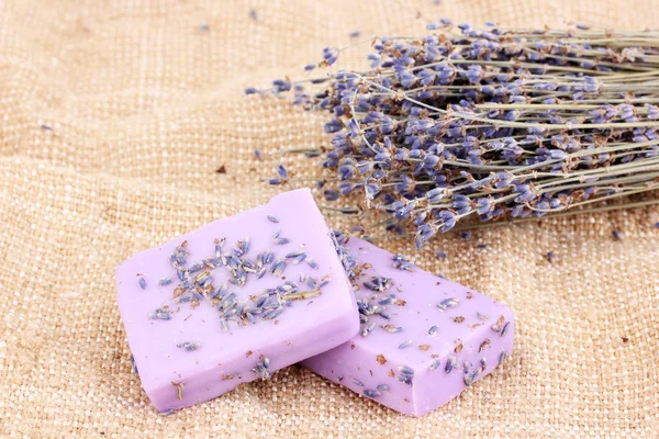 Handgjorda lavendel tvålar på säckväv — Stockfoto