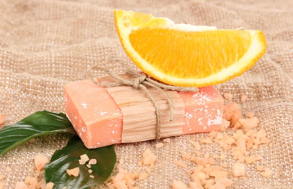 Handgemaakte natuurlijke zeep op rouwgewaad — Stockfoto