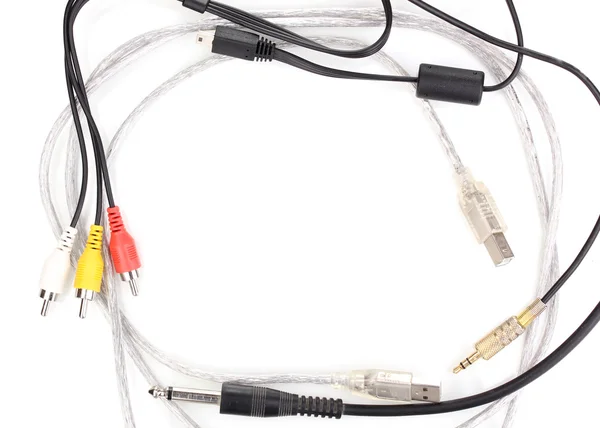 Cavo USB argento con cavo audio e video isolato su bianco — Foto Stock