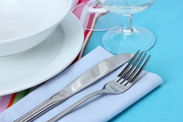 Налаштування столу з виделкою, ножем, тарілками та серветкою — стокове фото