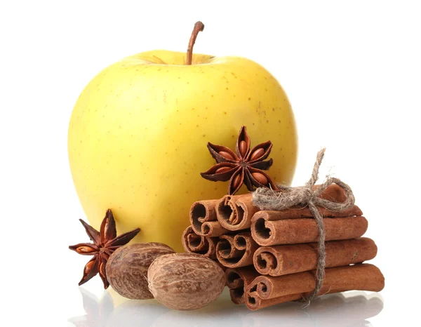 Zimtstangen, Apfel, Muskatnuss und Anis isoliert auf weiß — Stockfoto