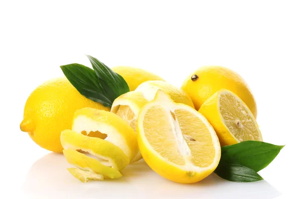 Спелые лимоны с листьями, изолированными на белом — стоковое фото