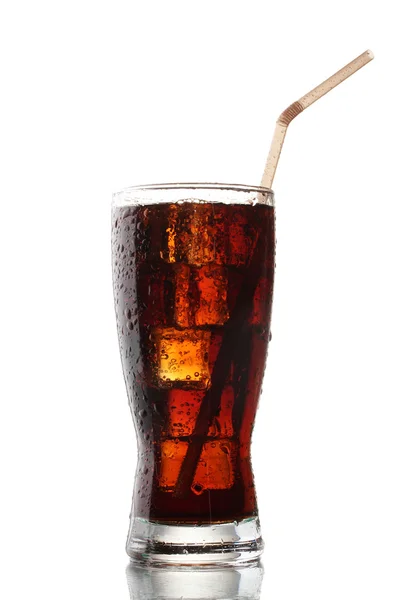 Sticla de cola cu gheata izolata pe alb — Fotografie, imagine de stoc