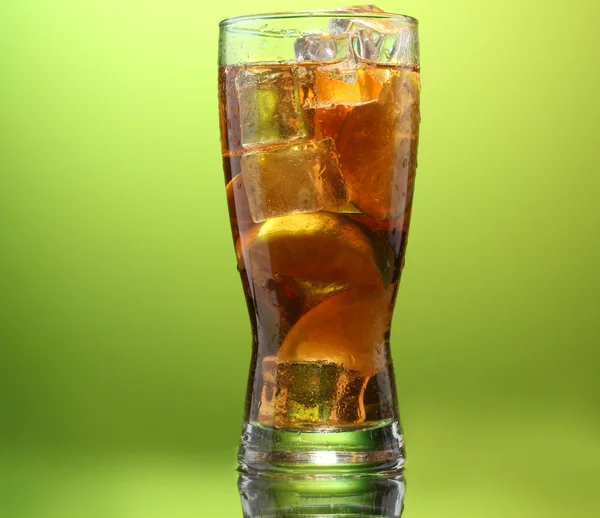 Té helado con limón y lima sobre fondo verde — Foto de Stock