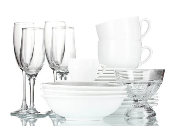 Ciotole vuote, piatti, tazze e bicchieri su fondo grigio — Foto Stock