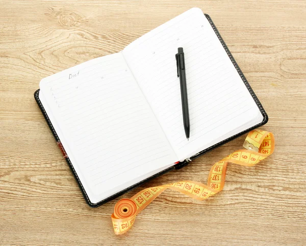 Ernährungsplanung. Maßband und Stift auf Holztisch — Stockfoto
