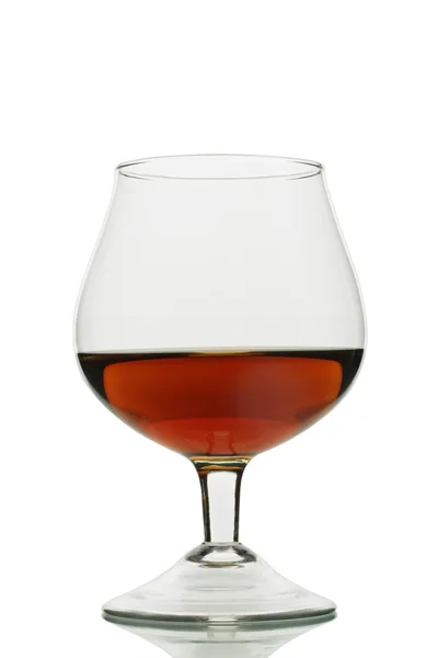 Glas Cognac isoliert auf weiß — Stockfoto